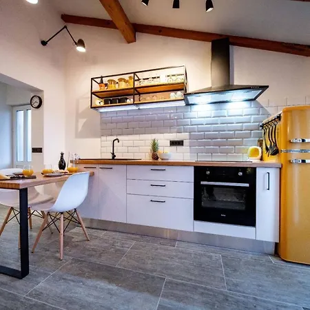 Novouredeni Marko Apartment Mundanije