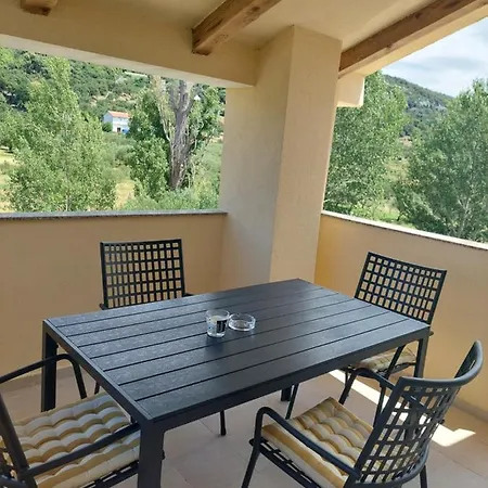 Novouredeni Marko Apartament Mundanije